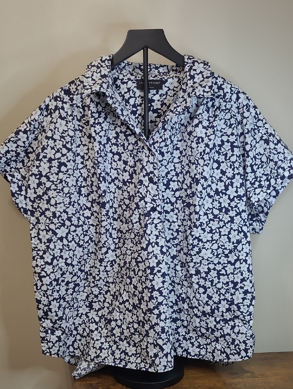 Lane Bryant Black & White Floral Short-Sleeve Blouse size 20